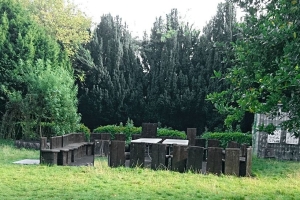 wooden chairs are arranged in a circle outside on the grass